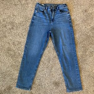 Women’s American Eagle stretch mom jean. Size 8